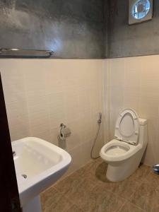 阁遥岛Namm Natawn的浴室配有白色卫生间和盥洗盆。