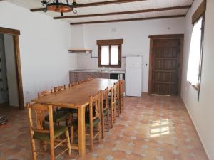 Argamasilla de AlbaLa Quinteria de Sancho的厨房配有大型木桌和椅子