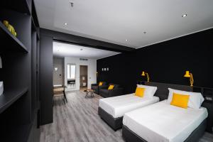 梅斯特Staycity Aparthotels Venice Mestre的酒店客房带两张床和一个客厅