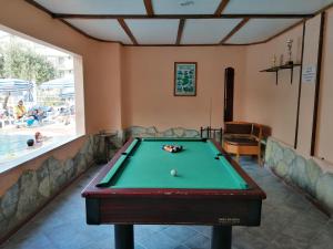 库萨达斯奥亚家庭套房酒店的配有台球桌的休闲室的台球桌