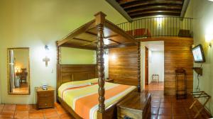 科利马戈韦尔纳多尔牧场精品酒店的一间卧室配有一张大木床。
