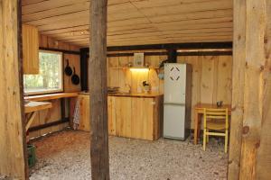 TagarannaKuuli Puhkemajad的小屋内的厨房配有冰箱和桌子