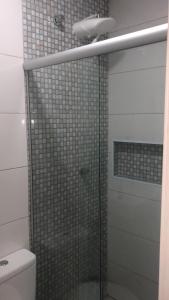 圣保罗Hotel Novo Oriente Brás的浴室设有玻璃淋浴间和卫生间