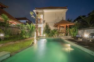 乌布Sriwedari 40 Ubud的夜间在房子前面的游泳池