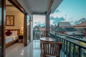 乌布Sriwedari 40 Ubud的客房设有带一张床的阳台和一间卧室。