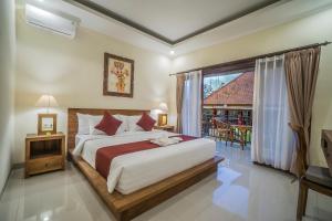 乌布Sriwedari 40 Ubud的一间卧室设有一张大床和一个窗户。