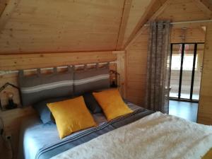 格鲁休闲设施露营地客房内的一张或多张床位