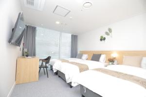 Line Hotel Myeongdong客房内的一张或多张床位