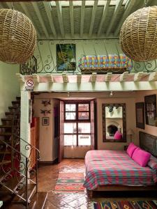 帕茨库卡罗Hotel Casa Encantada的一间卧室配有一张床,房间设有楼梯