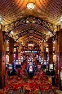布莱克霍克Lady Luck Casino Black Hawk的赌场的景色,赌场内设有许多老虎机