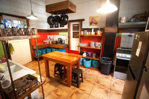 巴拉斯港MaPatagonia Hostel Casa Patrimonial的厨房中间设有木桌