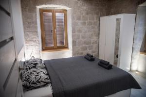 特罗吉尔Limestone Heritage House的一间卧室设有一张床和一个窗口