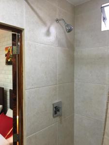 利马Miraflores Centre的浴室内配有淋浴和头顶淋浴