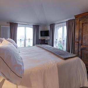 蒙多维Le mongolfiere的卧室设有一张带窗户的白色大床