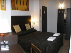 罗马罗马度假村酒店的一间卧室配有一张带黑色床罩的床