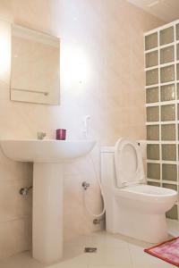 莫阿尔博阿Jasmin's Room Rental的白色的浴室设有水槽和卫生间。