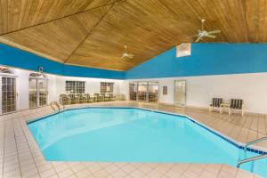 Reedsburg速8雷兹伯格酒店的一个带木制天花板的大型游泳池