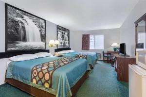 Reedsburg速8雷兹伯格酒店的酒店客房设有两张床和电视。