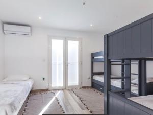 莱昂斯-达赫雷Villa Ondines的一间卧室设有两张双层床和一扇窗户。