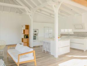 莱昂斯-达赫雷Villa Ondines的白色的厨房配有沙发和桌子