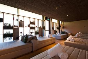 弗利姆斯The Hide Flims Hotel a member of DESIGN HOTELS的带沙发和窗户的大型客厅