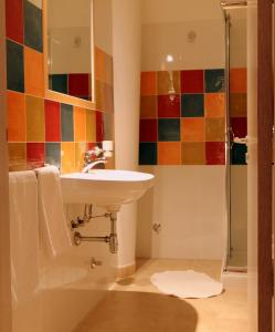 拉卡莱Salenthouse的一间带水槽和淋浴的浴室