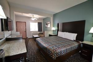 奥马哈奥马哈休闲汽车旅馆及套房的配有一张床和一张书桌的酒店客房