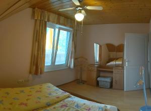 鲍洛通拜雷尼Appartments Hungaroland的一间卧室设有一张床和一个窗口