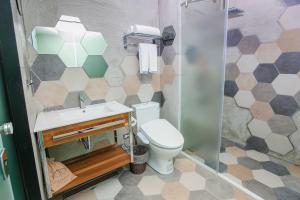 花莲市叶宿文旅的浴室配有卫生间、盥洗盆和淋浴。