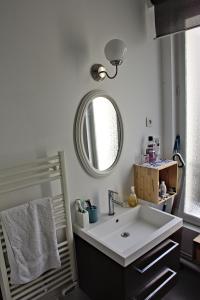 巴黎25 Rue du Télégraphe的一间带水槽和镜子的浴室