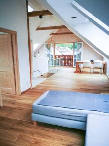 阿伯湖Ferienwohnung的卧室铺有木地板,配有床垫。