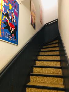 巴约讷新港酒店的学校里的一个自动扶梯,墙上挂着一张海报