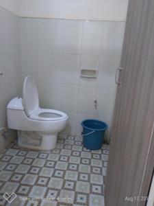 沃诺索博Rumah Sakinah的一间带卫生间和蓝色桶的浴室
