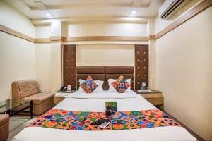 FabHotel Santoor Geeta Bhawan Square客房内的一张或多张床位