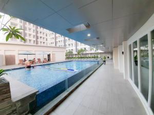 斯勒曼Apartemen Taman Melati Sinduadi By NGINAP的大型建筑中的大型游泳池