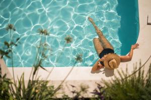布德瓦阿德米拉酒店的游泳池边的娃娃