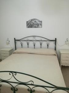 圣潘克拉齐奥萨伦蒂诺casa annafede的一间卧室配有一张黑色金属框架床