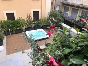 斯特雷萨Casa Diverio的一个带游泳池和植物的公寓庭院
