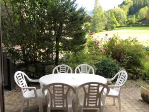 莫里永2 pièces avec terrasse Morillon Village的庭院里的白色桌椅