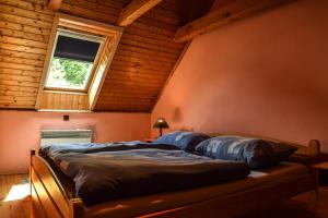 多布希纳Stara Horaren 2的一间带两张床的卧室,位于带窗户的房间内