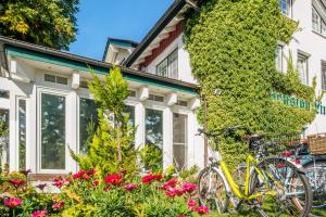 普雷罗林德普雷罗旅馆的停在鲜花房子前面的自行车