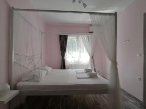 纳弗帕克托斯"ΙωΚαρ"的镜子反射着窗户房间里一张床铺