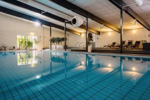 格尔斯维克Hankø Hotell & Spa的大楼内带灯的大型游泳池