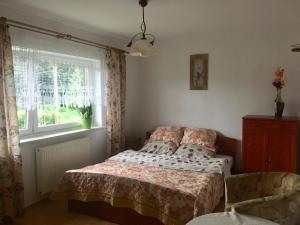LipiePokoje u Bożeny i Zbyszka的一间卧室设有一张床和一个窗口
