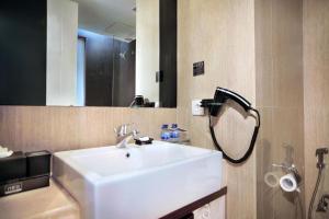Neo Hotel Mangga Dua by ASTON的一间浴室