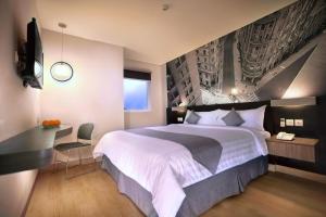 Neo Hotel Mangga Dua by ASTON客房内的一张或多张床位