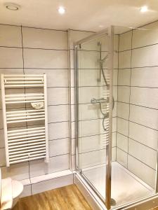 史云顿派拉蒙，斯温顿公寓的浴室里设有玻璃门淋浴