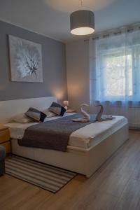 里耶卡Apartman Anabela的一间卧室设有一张大床和一个窗户。