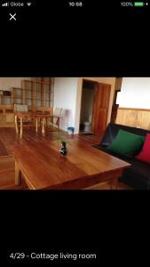 锡基霍尔Hillside Village apartment 72sqm size with kitchen的客厅配有木桌和沙发