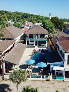 吉利特拉旺安梦幻潜水者度假酒店的享有带游泳池的房屋的空中景致